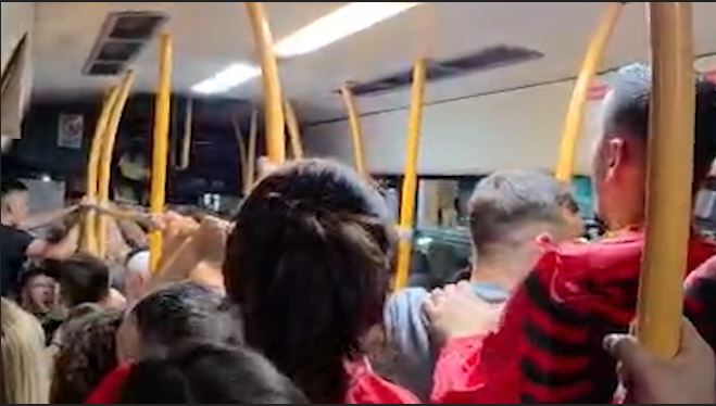 VIDEO  Çfarë nuk u pa nga tubimi madhështor në Tiranë  Protestuesit  pushtojnë  urbanin   jehon  thirrja  Rama jep   