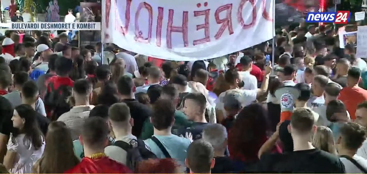 LIVE  Vijon marshimi në Tiranë  protestuesit mbërrijnë te Parlamenti  Dita e 24 e revoltës kundër kryeministrit  Rama jep dorë   