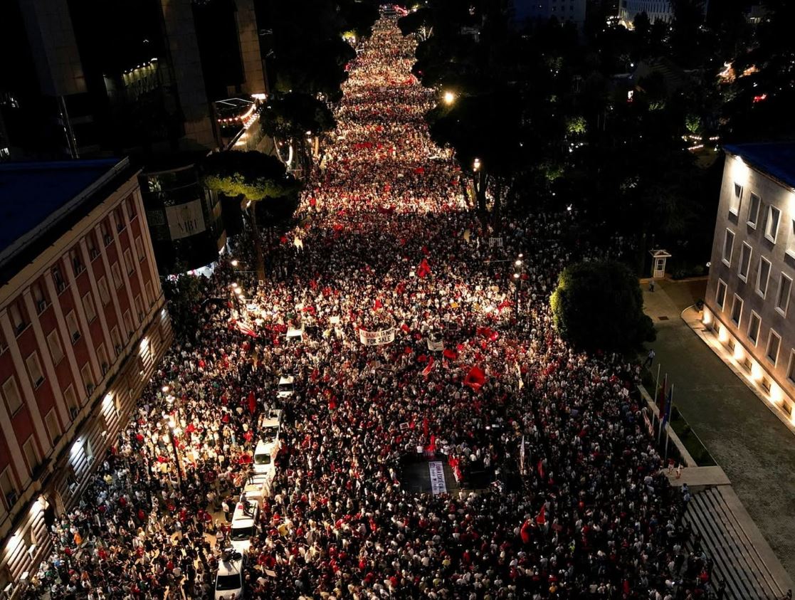 qindra-mijera-qytetare-zbarkojne-ne-shesh-e-akuzojne-se-nuk-lufton-korrupsionin-reuters-protestat-sfide-per
