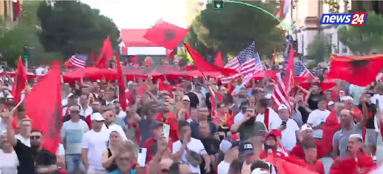 LIVE  Revoltë kundër gjithë klasës politike  Protestuesit shpalosin flamurin kombëtar  Pjesëmarrje rekord   lumë  qytetarësh n   