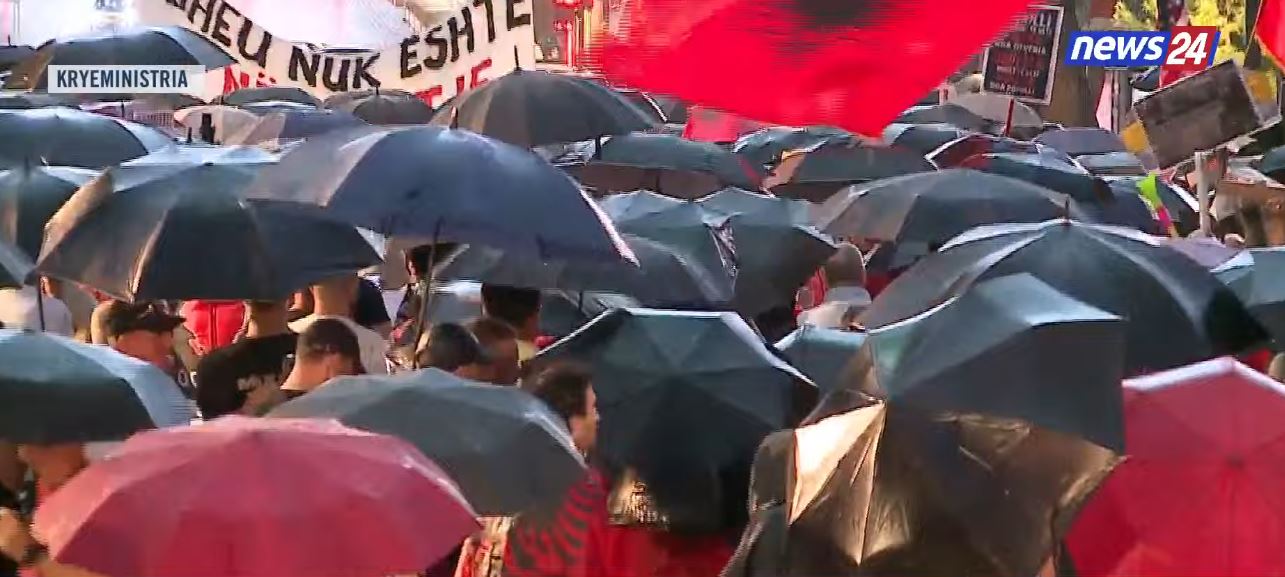 LIVE  Të pandalshëm dhe të vendosur deri në largimin e Ramës  Shiu s i ndal  Thirrja e fortë  Të gjithë protestuesit të shtunë   