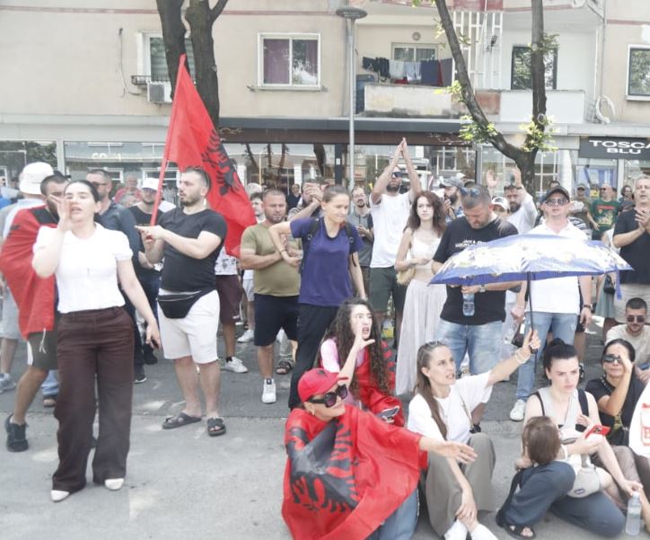 Protestuesit e arrestuar dërgohen në Komisariatin Nr  1  Nuk lejohet hyrja e avokatit