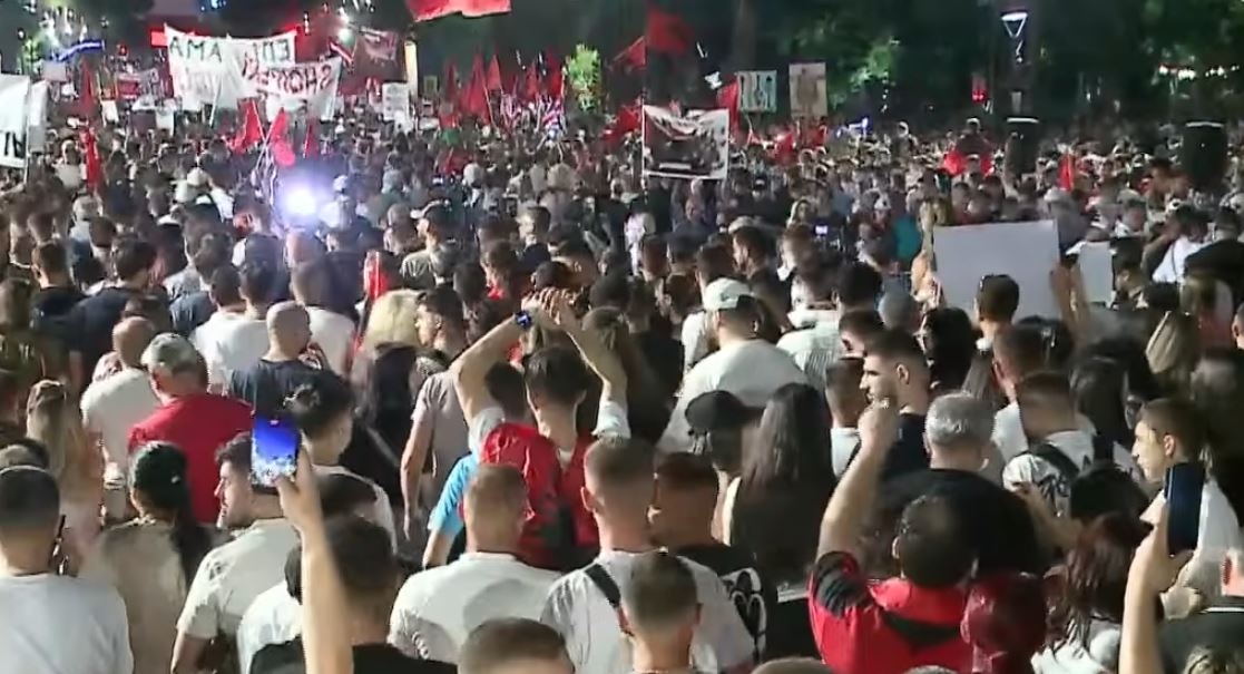 LIVE Tre orë fjalime në protestën e 14 të para Kryeministrisë  Lumi i protestuesve nis marshimin