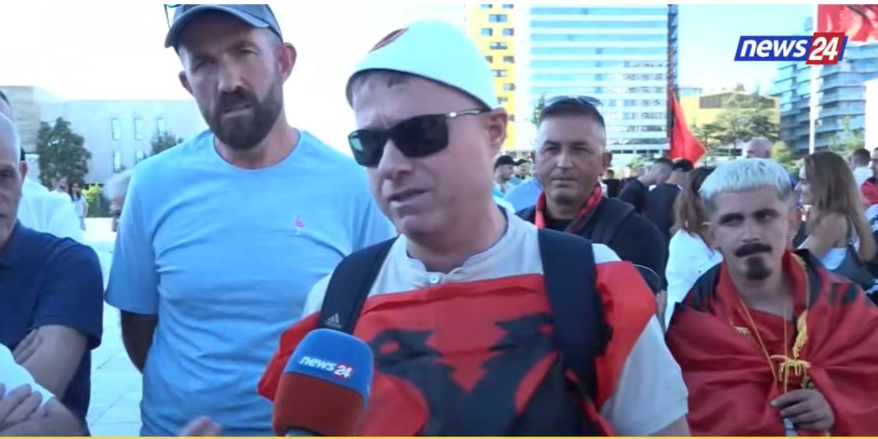 Protesta kundër qeverisë/ “Të zhgënjyer nga politika”, emigranti nga Athina ironizon Ramën: Jam një nga ‘agjentët’! Nuk i shpëton burgut për krimet që ka bërë