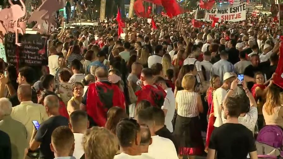 LIVE   Qytetarët në revoltë   Hap dritaren dhe shih se ke popullin këtu   shqiptarët para Kryeministrisë  njëzëri   Rama   