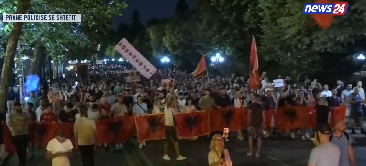 LIVE   Bashkohuni me ne    Rama jepe dorëheqjen   jehon në marshimin në Tiranë  protestuesit nuk kursejnë as Bajram Begajn  Pr   