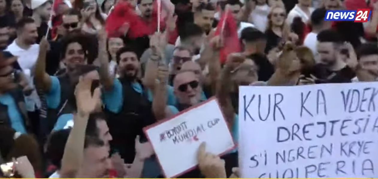 LIVE   Një grup motoristësh italianë  Free Chapter   i bashkohen tubimit kundër Ramës  kalojnë mes për mes qytetarëve  d   