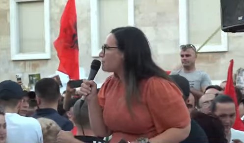  Mandatet ia kemi marrë mbrapsht   Qytetarja  Nuk ikim nga sheshi pa rënë qeveria  e ka humbur legjitimitetin 