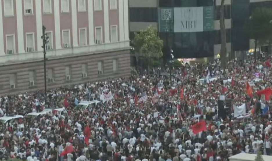 LIVE Diaspora mban fjalim para Kryeministrisë Studenti  Na kanë mbyllur dyert e institucioneve sikur të ishim të huaj  Zgjohun   