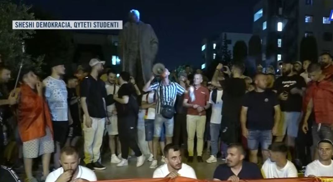 VIDEO    Edi Rama ka mbaruar   Marshimi masiv i protestuesve ndalon te sheshi  Demokracia  në Qy   