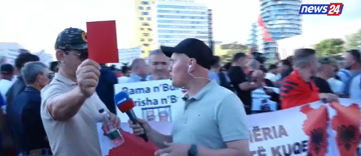 Protestuesi i nxjerr kartonin e kuq deputetëve të Kuvendit: "Jashtë parlamentit!"
