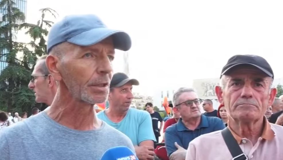 Revolta e 30 kundër Edi Ramës  Protestuesi  Dal për vajzën time  ka dy fakultete dhe bën punë të rëndomtë  Nuk lejojmë shitjen   