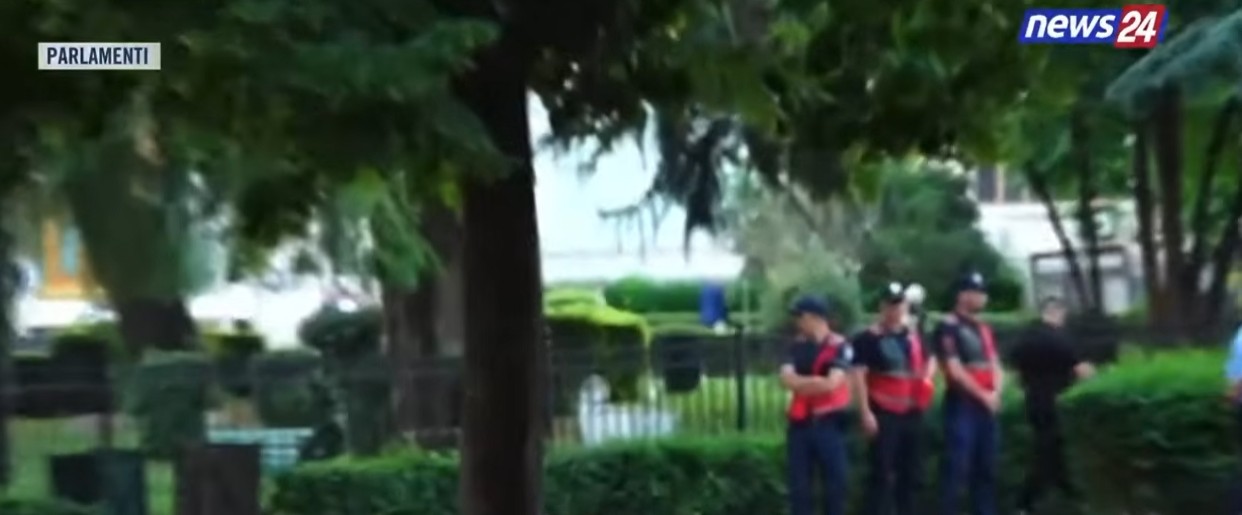 VIDEO  Protestuesit rrethojnë Parlamentin  ja momenti kur Rama largohet me urgjencë për t iu shmangur turmës