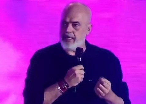 VIDEO  I kërkojnë dorëheqjen  Rama ofendon protestuesit  S kanë logjikë dhe janë dërrasë nga truri  Nuk merremi me lloj    