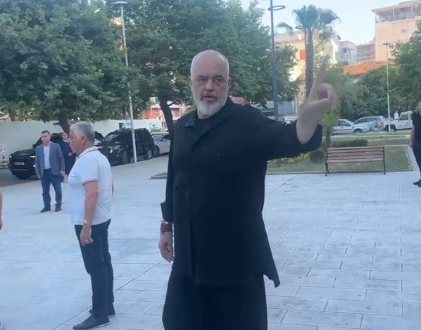  Në gjunjë i ulem Melonit  jo Trumpit   Mijëra shqiptarë i kërkojnë dorëheqjen prej 6 ditësh  Rama në Vlorë  Prote   