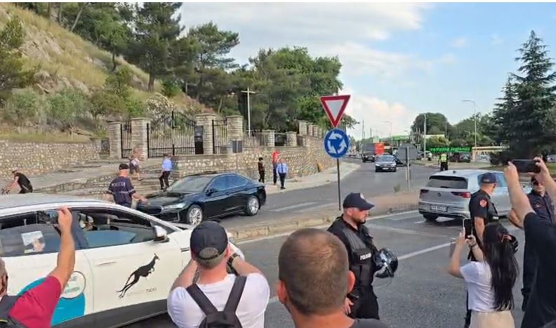 VIDEO/ Mijëra qytetarë në Tiranë kërkojnë dorëheqj