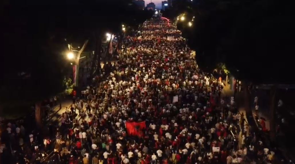 “Rama dorëhiqu”/ Pamje magjike e protestës në Tiranë, mijëra