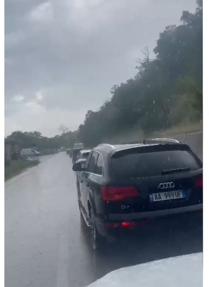 Reshjet paralizojnë qarkullimin në disa segmente n
