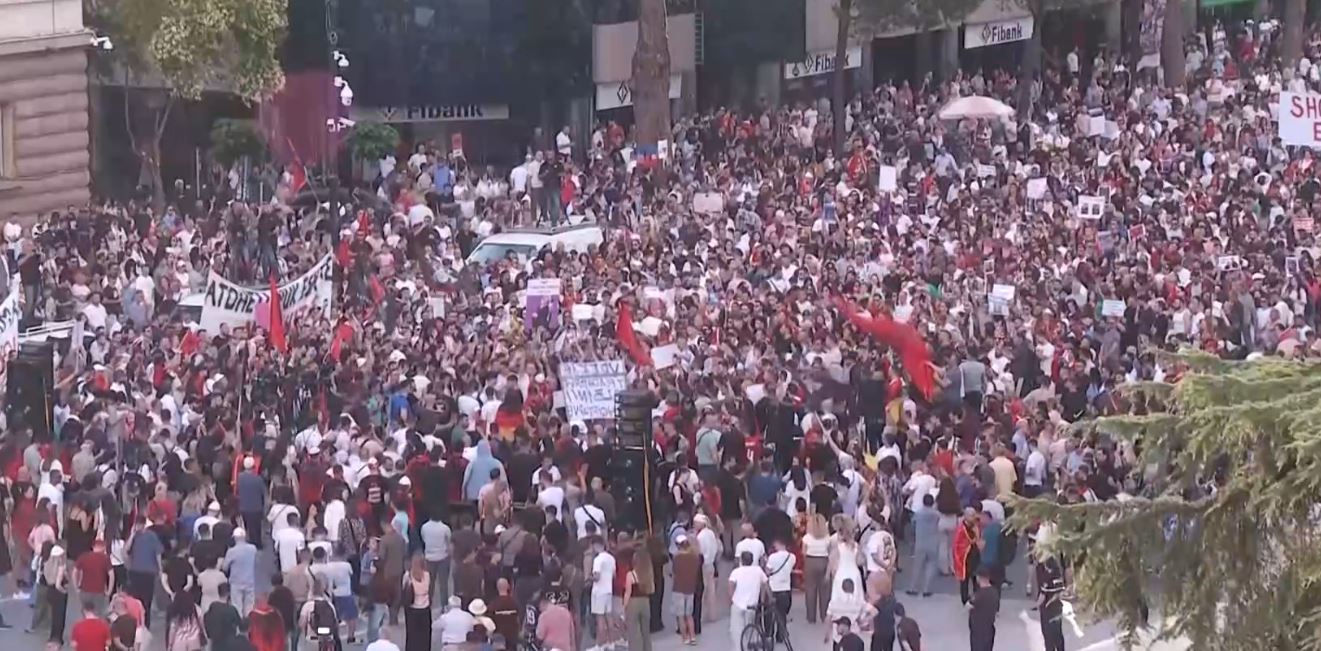 LIVE- Marshimi në Tiranë jehonë në mediat ndërkomb