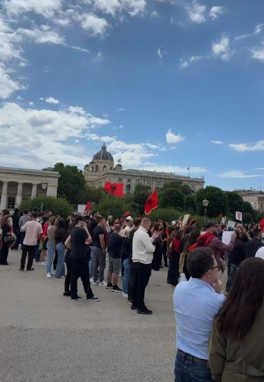 Revolta kundër Ramës vijon edhe në Europë, shqiptarët protestë në Vjenë