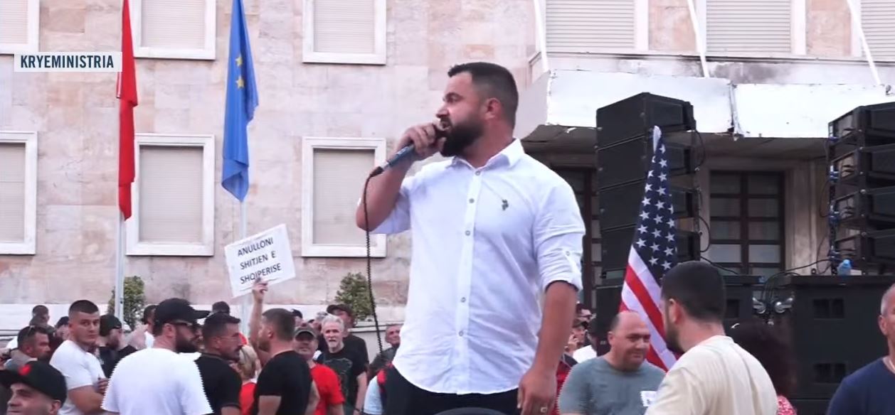 LIVE   Presidenti qesharak   Thirrja e fortë e protestuesit  Konfiskim pasurive të politikanëve të korruptuar  80   e shqiptar   