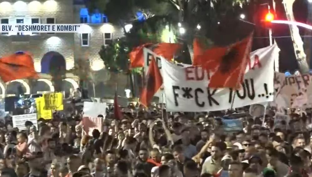 LIVE   Nis marshimi i protestuesve në rrugët e kryeqytetit  Qytetarët kërkojnë largimin e menjëhershëm të Edi Ramës  Jep   