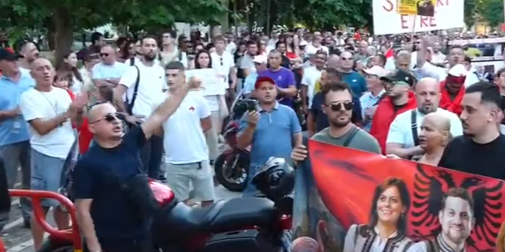 LIVE  Protestuesit drejt Kuvendit  thirrje deputetëve  Dorëzoni mandatet  Parlamenti i krimit  ju erdhi fundi 