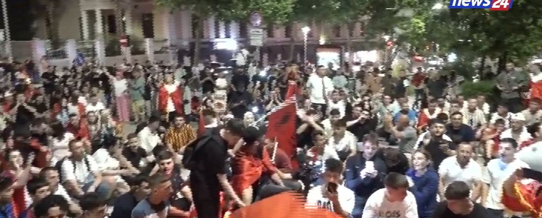 “Parlament i krimit”/ ‘Lumë’ protestuesish në rrugët e Tiran