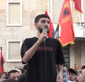 “Bashkë me partinë tënde nuk njeh gjenocidin serb në Kosovë,