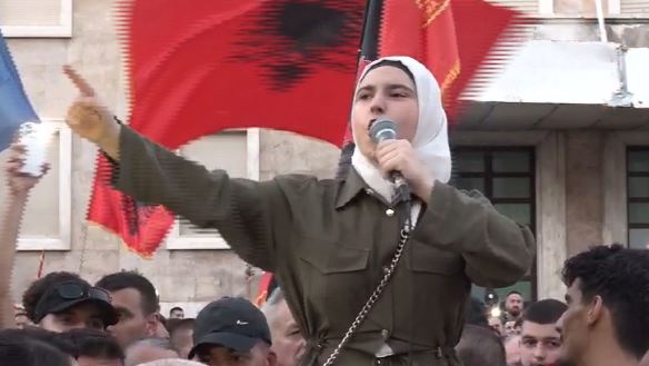 “Rama dorëhiqu”/ Protestuesja shpalos disa kërkesa: Të krijo