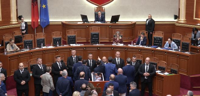 Kuvendi nuk  gjen qetësi   Vetëm pak minuta nga nisja sërish tensione  demokratët nuk  lëshojnë  foltoren  Peleshi pezullon se   