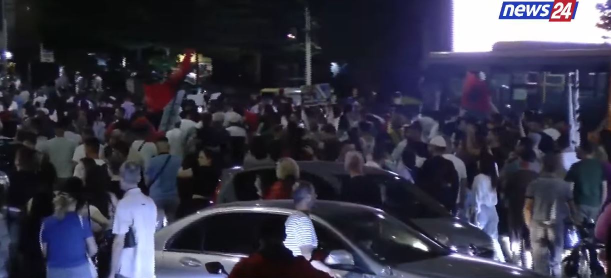 Protestuesit marshojnë në rrugët e Tiranës, pas motoristëve 