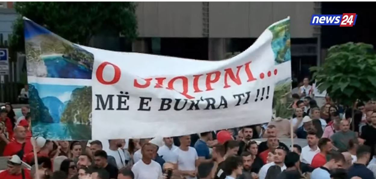 LIVE   O bijtë e nënës Shqipe  sa shumë jeni   Shqiptarët njëzëri  Rama dorëhiqu  mendove se mërgata iku  por sot jemi këtu  B   