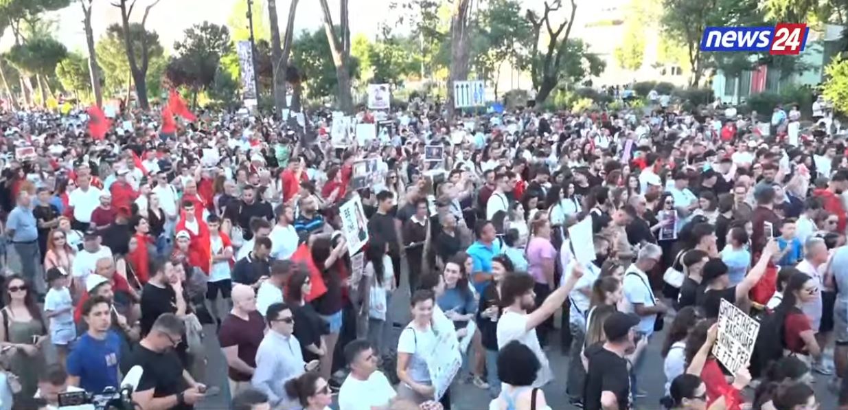 “Ua kemi prishur gjumin”/ Protestuesja ironizon Ra