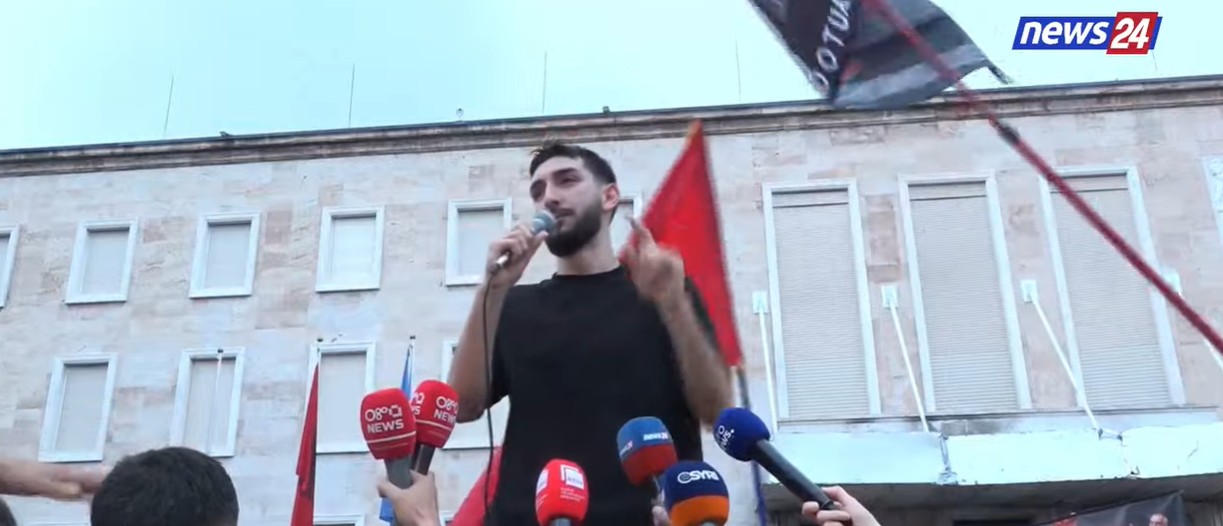 Thirrja e fortë nga protesta për të rinjtë: Mos u largoni nga Shqipëria, duhet të ikë Rama! Studentët ndërrojnë qeverinë!