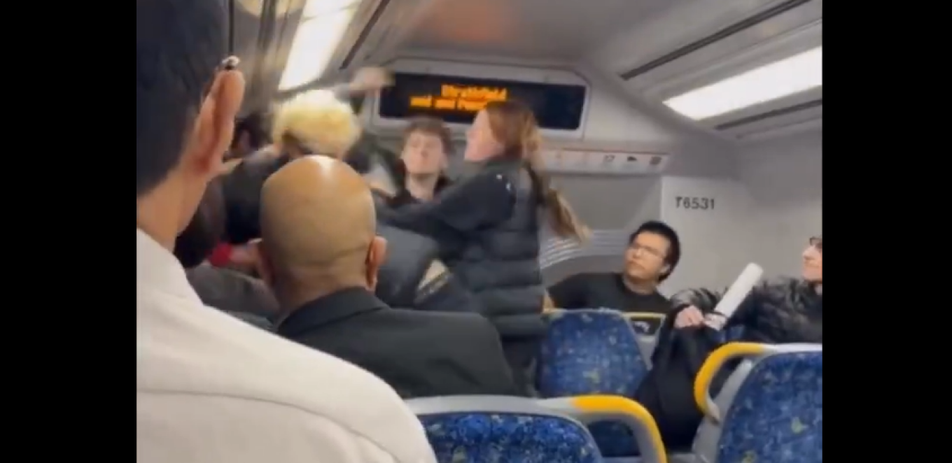 Incident i rëndë në një tren në Sydney  U kërkoi të ulnin muzikën  të rinjtë rrahin pasagjerin