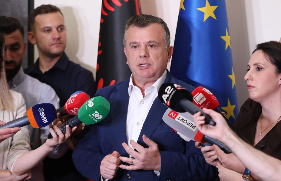 Protestuesit kërkojnë kufizimin e mandatit të kryeministrit  Balla i refuzon  Distancohuni nga Irani dhe Rusia  Mos u lodhni     