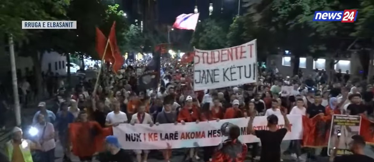  Çohuni nga kafja    Protestuesit marshojnë nëpër Tiranë  thirrje qytetarëve që t i bashkohen revoltës masiv   