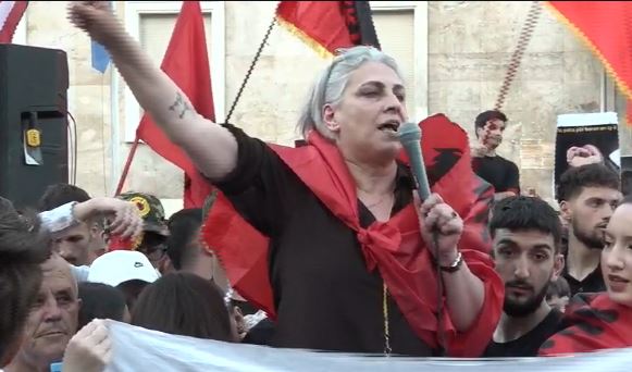 “Mos ua lini Shqipërinë derrave!”/ Shpërthen protestuesja: R