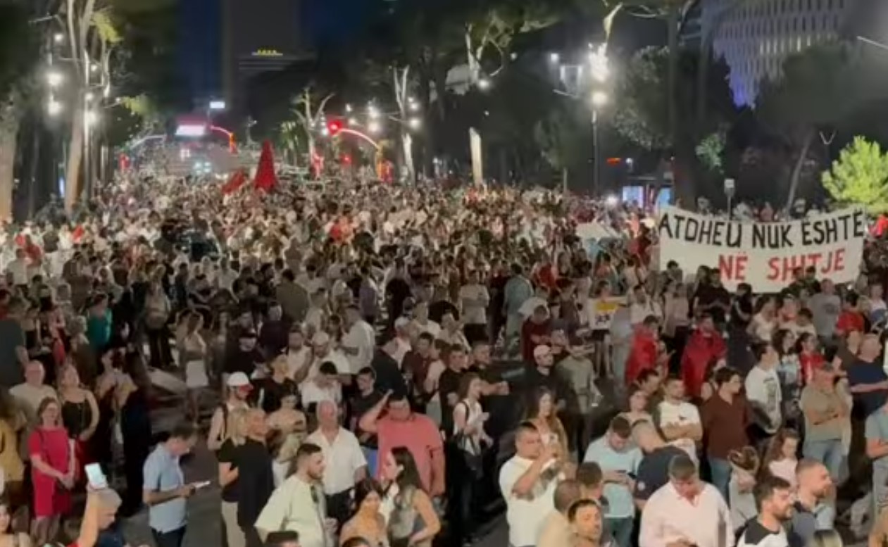 VIDEO  Sheshi para Kryeministrisë ndizet nga qytetarët  kulmojnë thirrjet  Rama jepe dorëheqjen 
