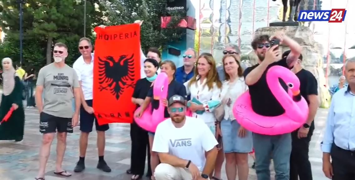 LIVE Turistët e huaj në solidaritet me protestën  Mbajnë në duar flamurin shqiptar dhe flamingo