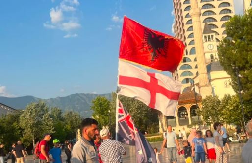 FOTOLAJM  Mes simboleve shqiptare  edhe flamuri i Anglisë valëvitet në sheshin Skënderbej nga protestuesit