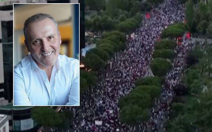 Nga simboli i flamingos te revolta! Veton Surroi: Protestues