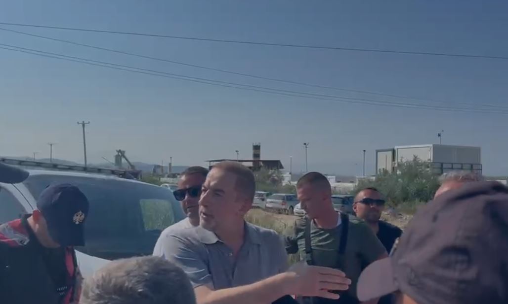 Sërish tensione në Aeroportin e Vlorës  2A Group bllokon hyrjen për në kantier  vëllai i Pacollit kërkon ndihmën e policisë  N   