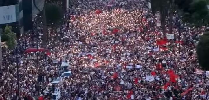 LAJM/ Bulevardi “Dëshmorët e Kombit” shkëlqen nga dritat e telefonave, ndizet atmosfera e protestës