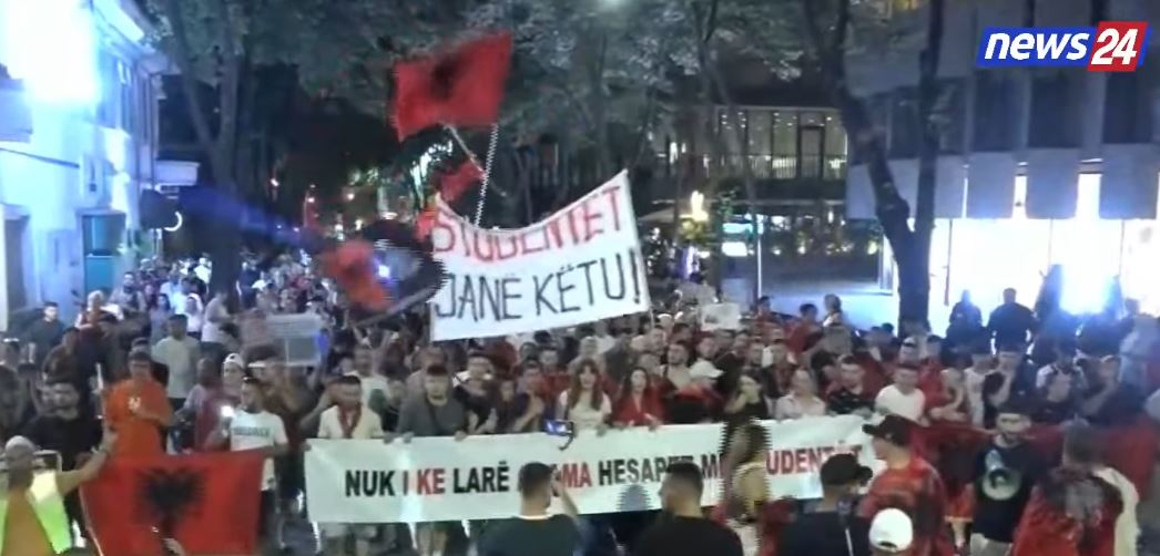 Marshim kilometrik i protestuesve në Tiranë  qytetarët në ditën e 17 të të revoltës  Rama jepe dorëheqjen 