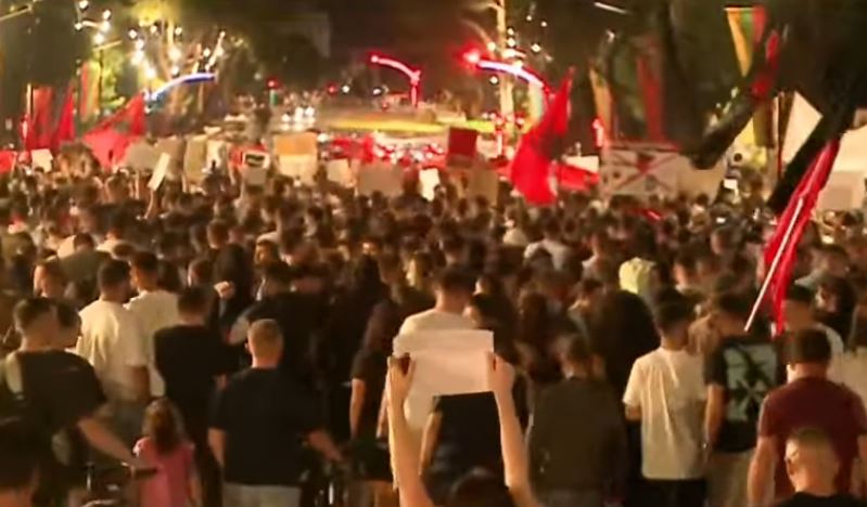 Protesta e qytetarëve vijon me vendosmëri  turmat zhvendosen drejt Sheshit Skënderbej