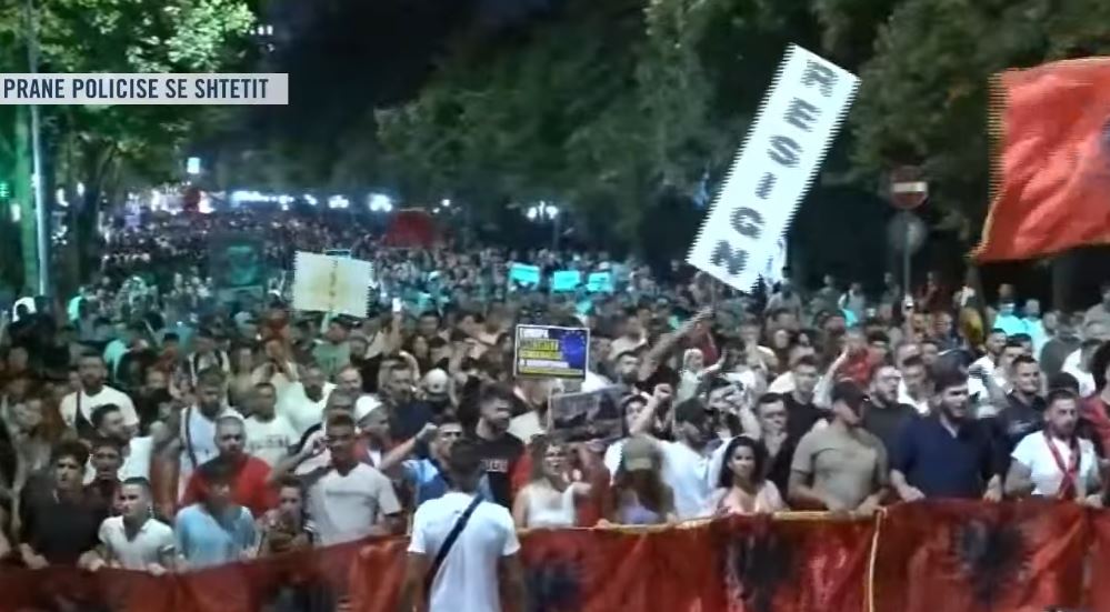  Rama në siklet     Qytetarët vërshojnë me vendosmëri në rrugët e Tiranës  Jepe dorëheqjen 