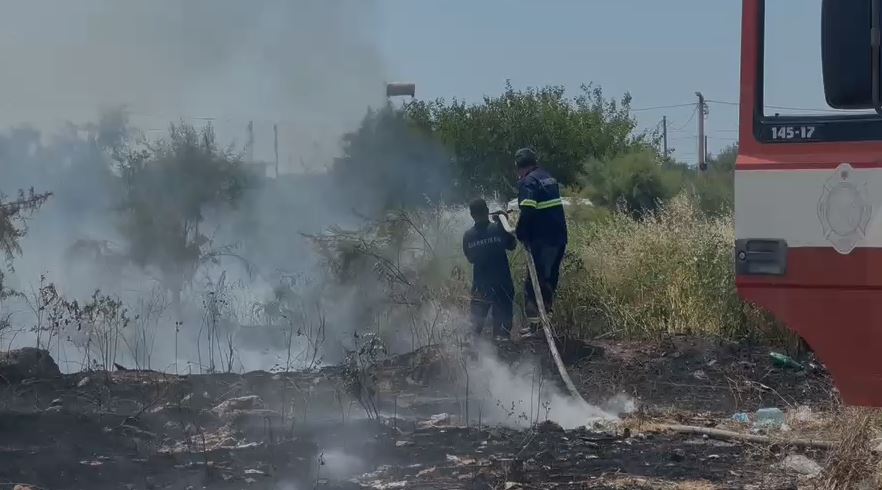 Zjarr në Vlorë  Era shpërndan flakët pranë zonave të banuara  s ka persona të lënduar  VIDEO 