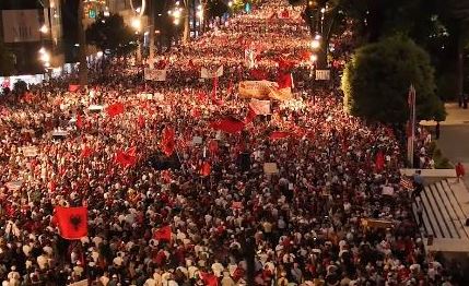 Bulevardi para Kryeministrisë i ndezur nga revolta qytetare  Thirrjet në kor në ditën e 35 të të protestës  Rama jep dorëheqje   